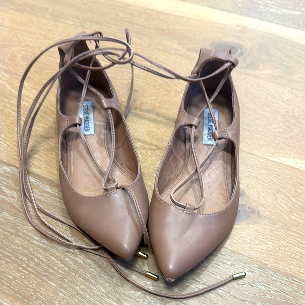 Steve Madden Lecrew Tan Lace-Up Flats